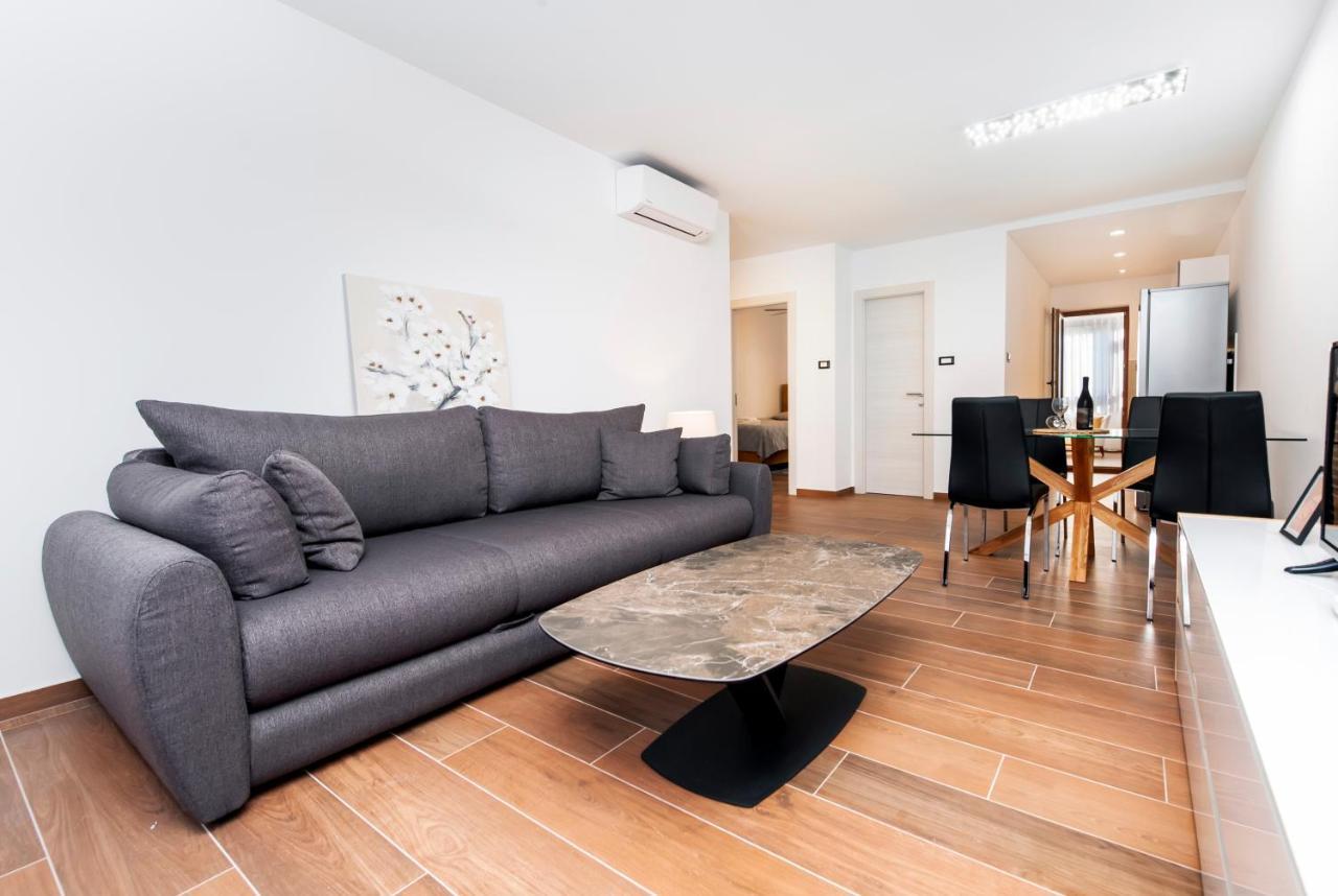 Apartments Sanja-New Renovated Ровінь Екстер'єр фото