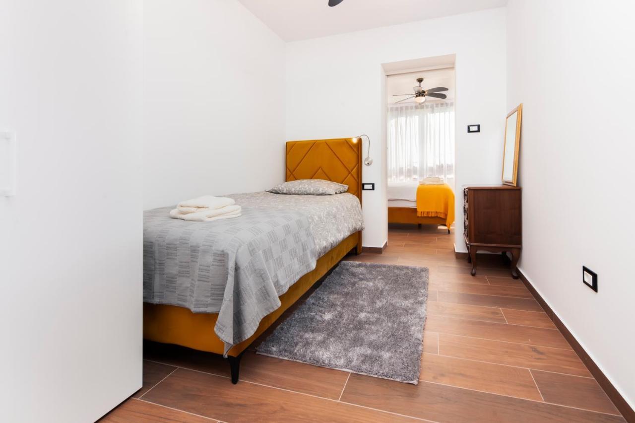 Apartments Sanja-New Renovated Ровінь Екстер'єр фото