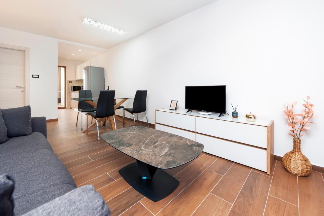 Apartments Sanja-New Renovated Ровінь Екстер'єр фото