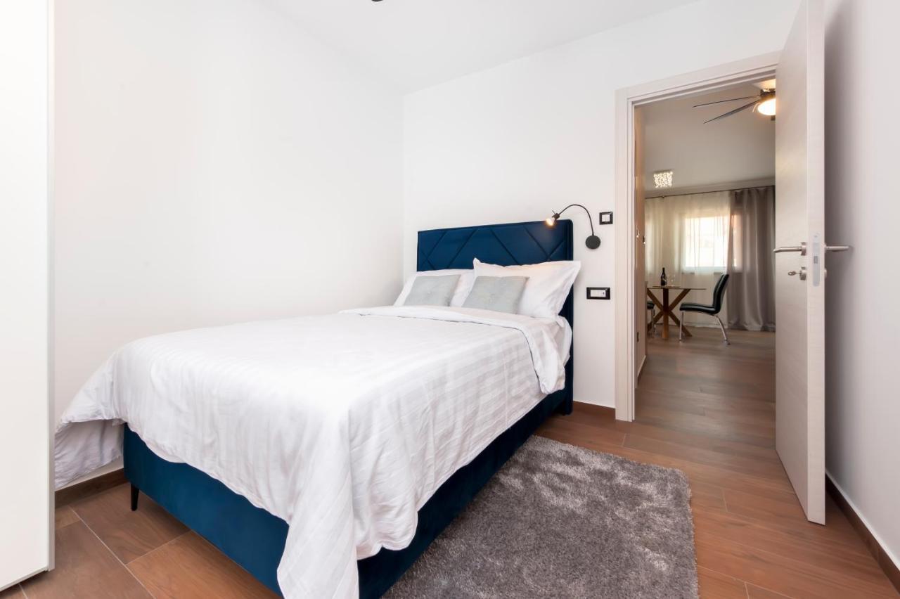 Apartments Sanja-New Renovated Ровінь Екстер'єр фото