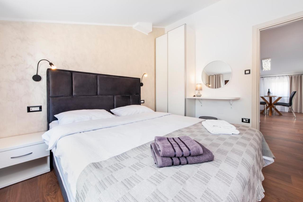 Apartments Sanja-New Renovated Ровінь Екстер'єр фото