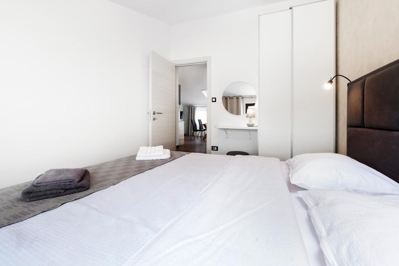 Apartments Sanja-New Renovated Ровінь Екстер'єр фото